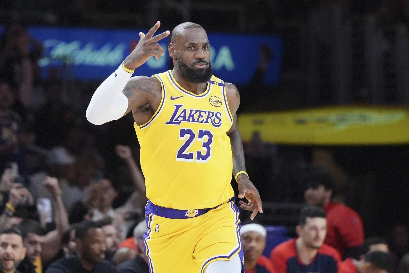 詹姆斯：自己前三節投籃出手少很奇怪 但只是專注于幫球隊獲勝